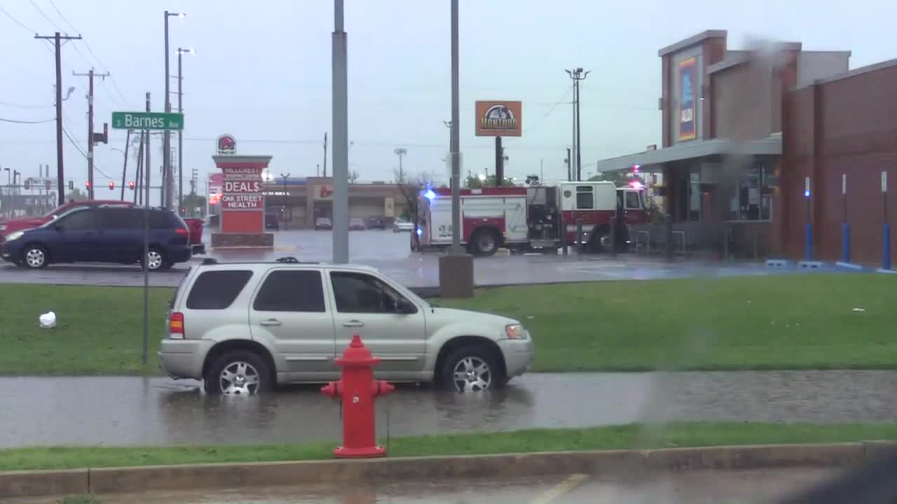 Flooding in southwest Oklahoma City stalls out cars
