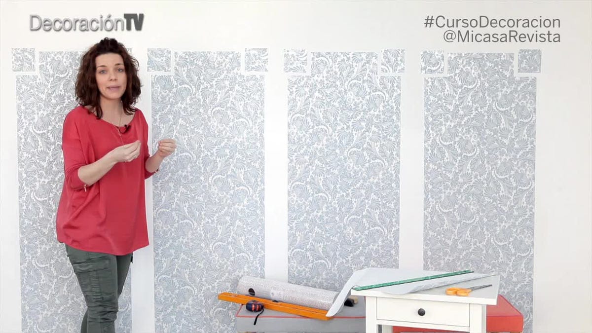 dormitorio blanco con papel pintado de ladrillo y muebles de madera