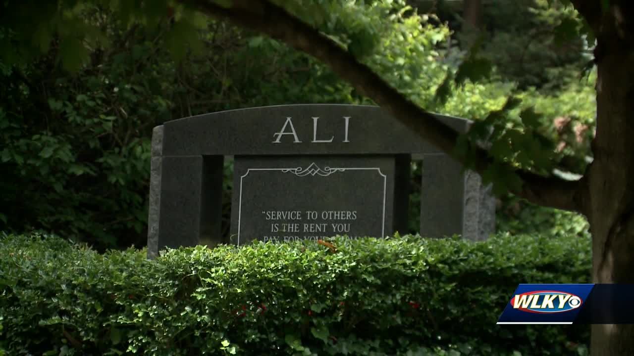 Muhammad Ali's grave adorned with roses on 8th anniversary