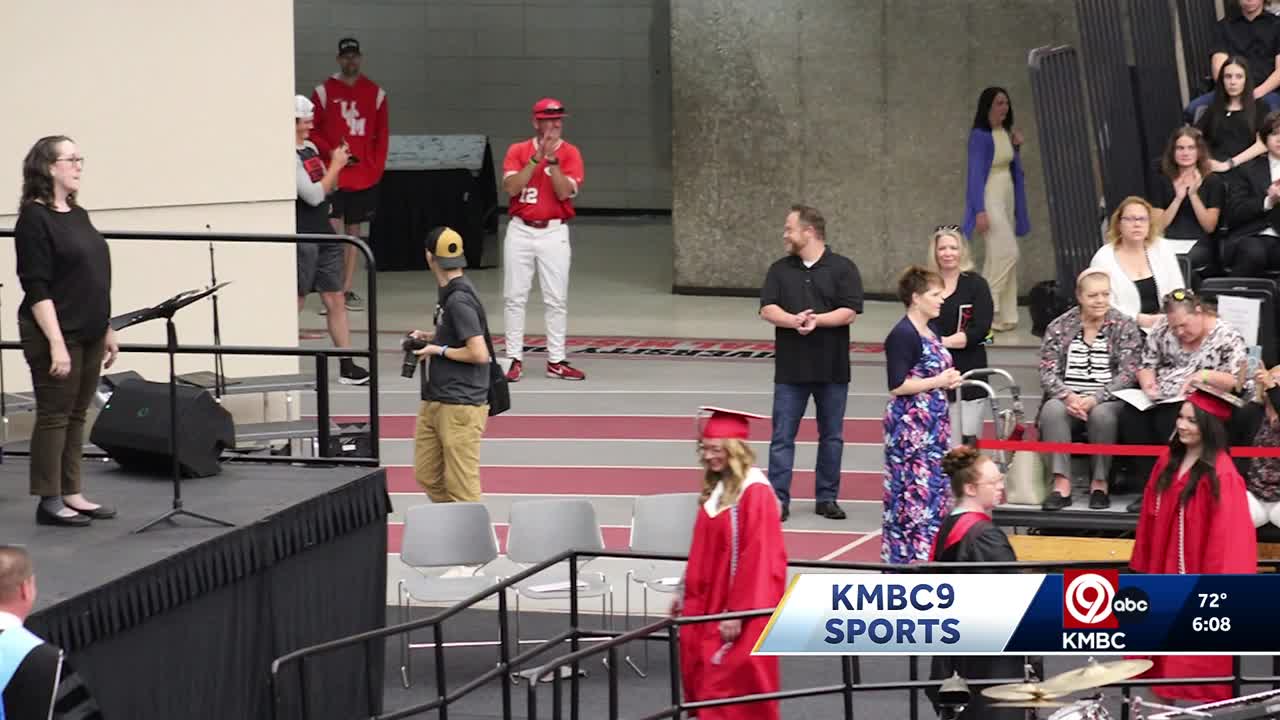 Coach makes it to daughter’s graduation after sneaking away from championship game