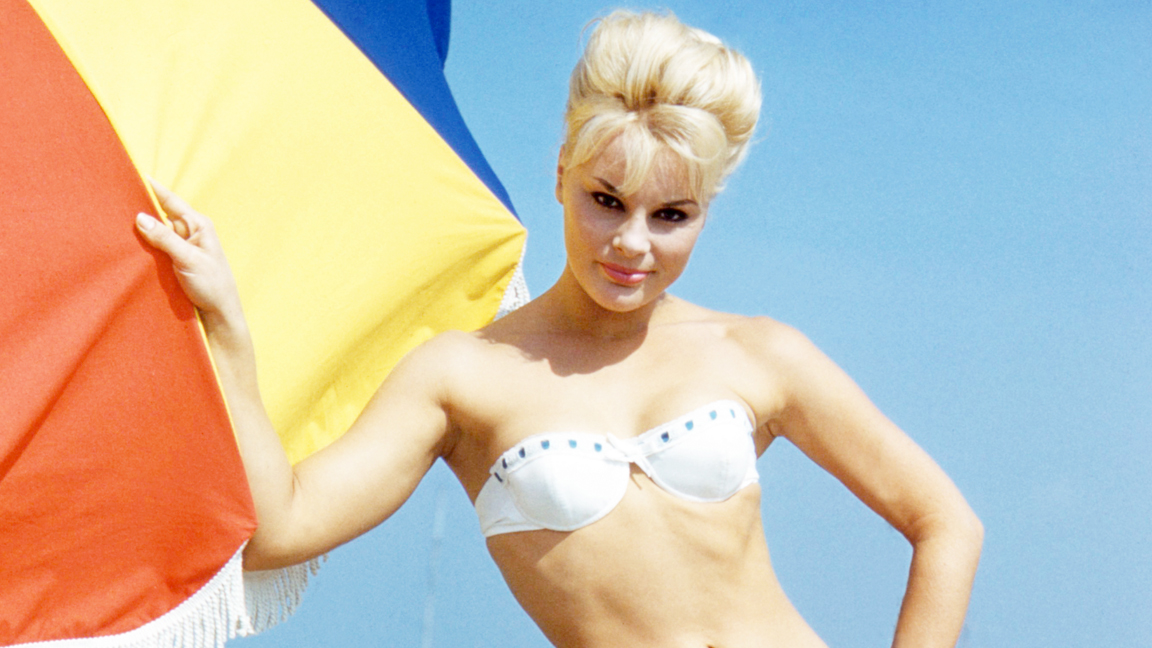 preview for 25 Vintage Pictures of Our Favorite Icons Enjoying Summer