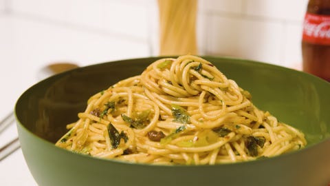 La ricetta dei tagliolini aglio, olio e peperoncino con gamberi