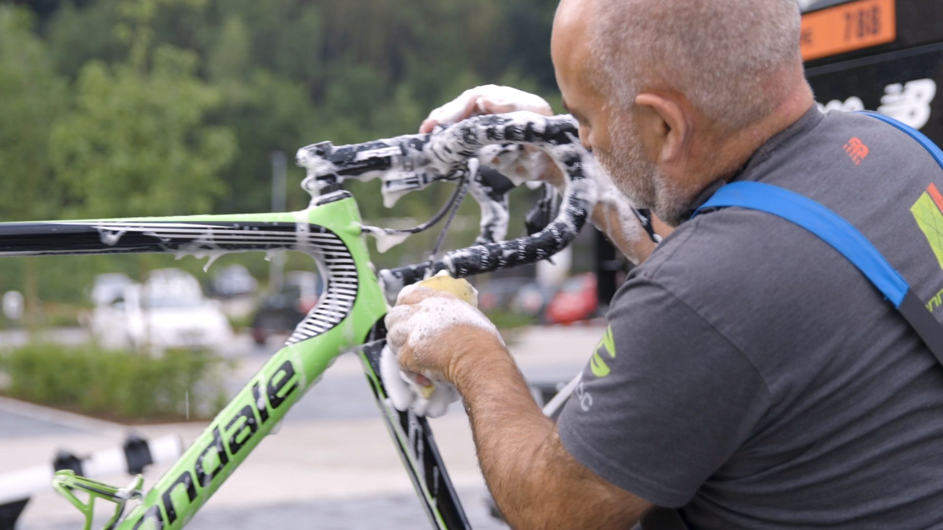 cleaning bike frame