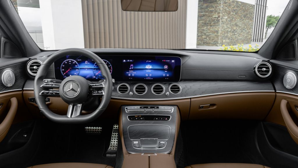 preview for Los 120 años de evolución de los volantes de Mercedes