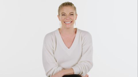 preview for LeAnn Rimes Sings Some of Your Favorite Christmas Songs in a Game of Song Association