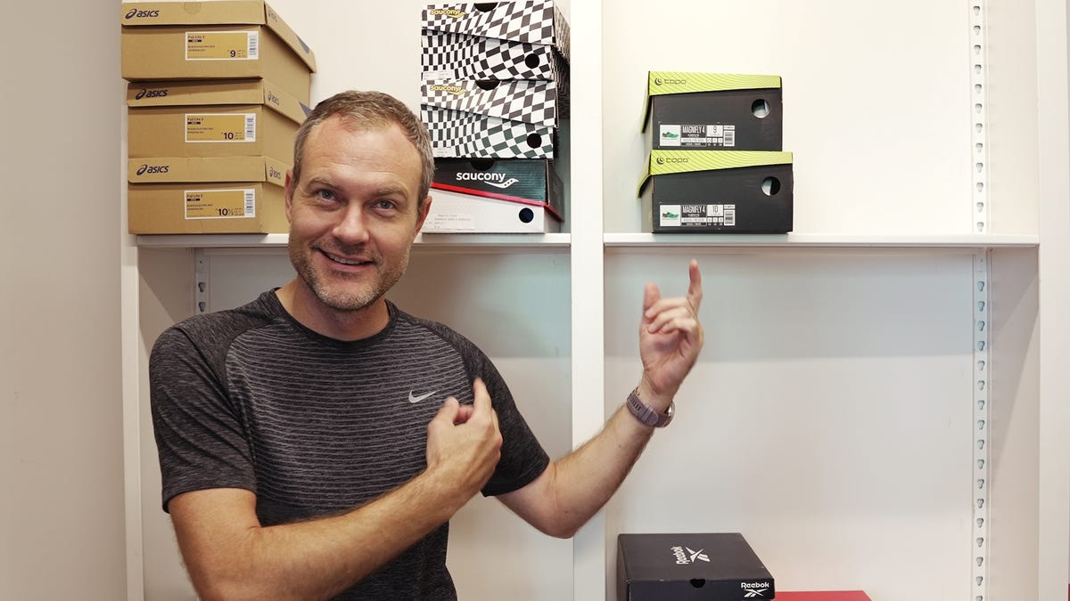 global supply chain disruptions lead to empty shoe shelves