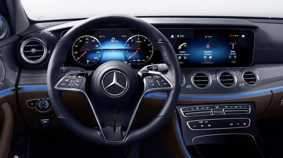 preview for El volante capacitivo: La última innovación a los mandos de la historia de Mercedes