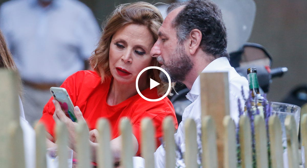 Ágatha ruiz de la prada, tarde de terraza y risas junto a luis gasset el empresario, de 52 años, ha devuelto la sonrisa a la diseñadora juntos pasaron una agradable tarde en un local de madrid