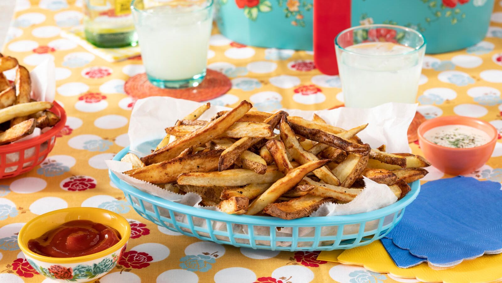 https://hips.hearstapps.com/vidthumb/images/air-fryer-french-fries-recipe-1643838697-64a5900ed2680.jpeg?crop=1.00xw:1.00xh;0,0