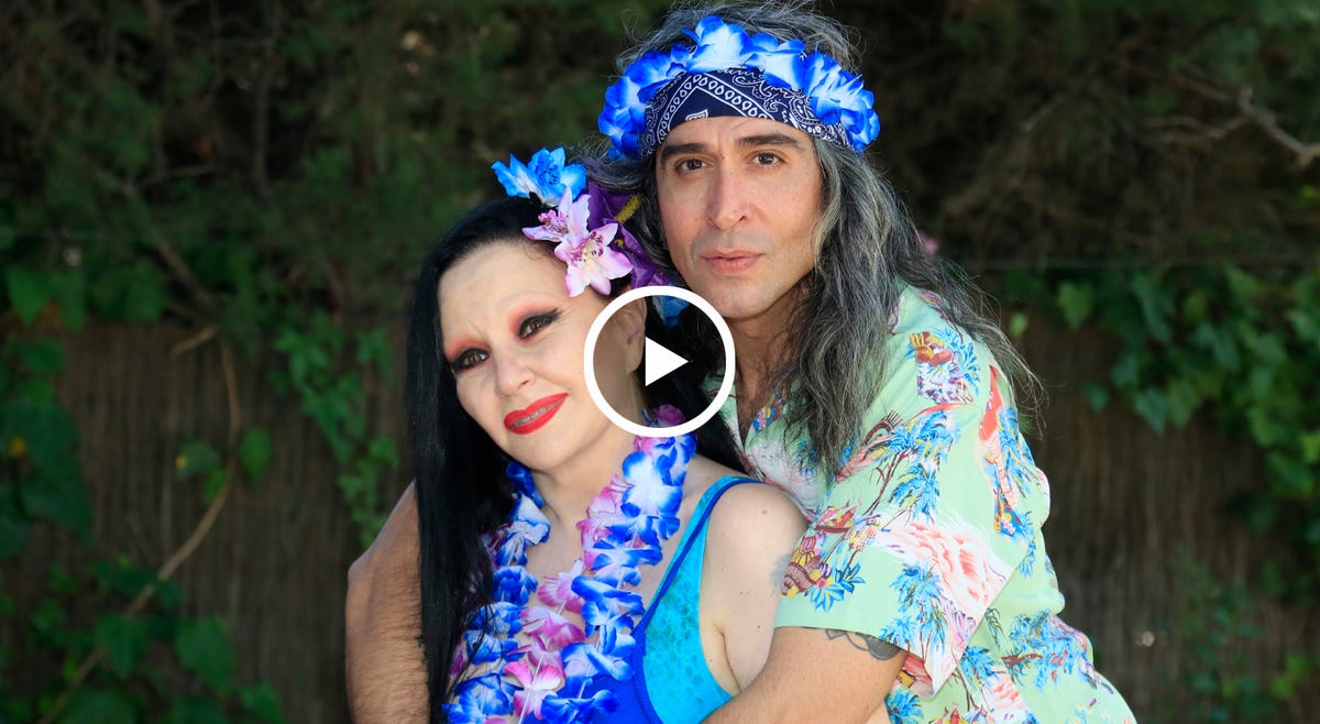 Alaska, cantante de Fangoria, habla en entrevista de su matrimonio con Mario Vaquerizo. Cuenta cómo le conoció y cómo es su relación tras 20 años juntos.