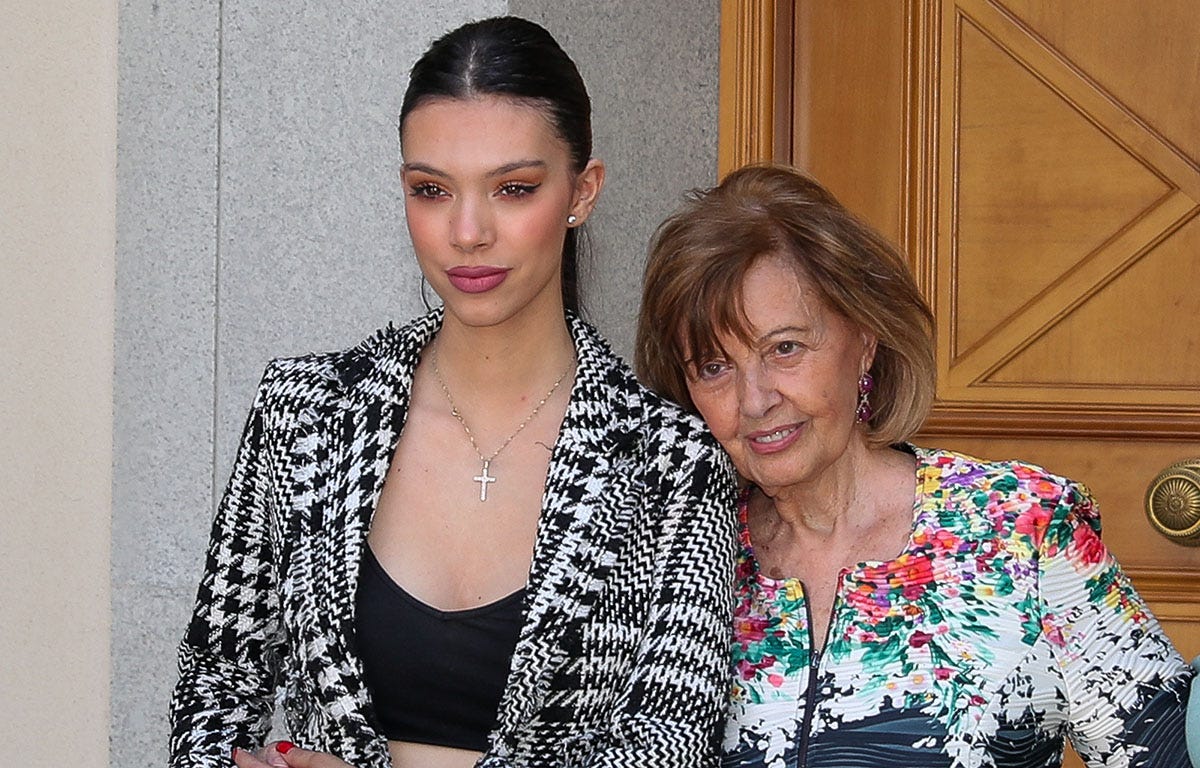 rocío carrasco sonríe en una foto de archivo con cazadora de cuero negra