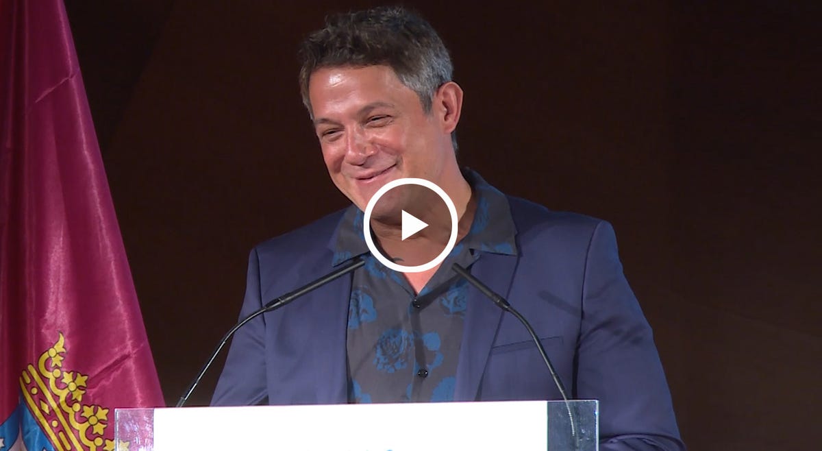 alejandro sanz y su novia rachel valdés, con mascarillas, en el homenaje del ayuntamiento de madrid al cantante