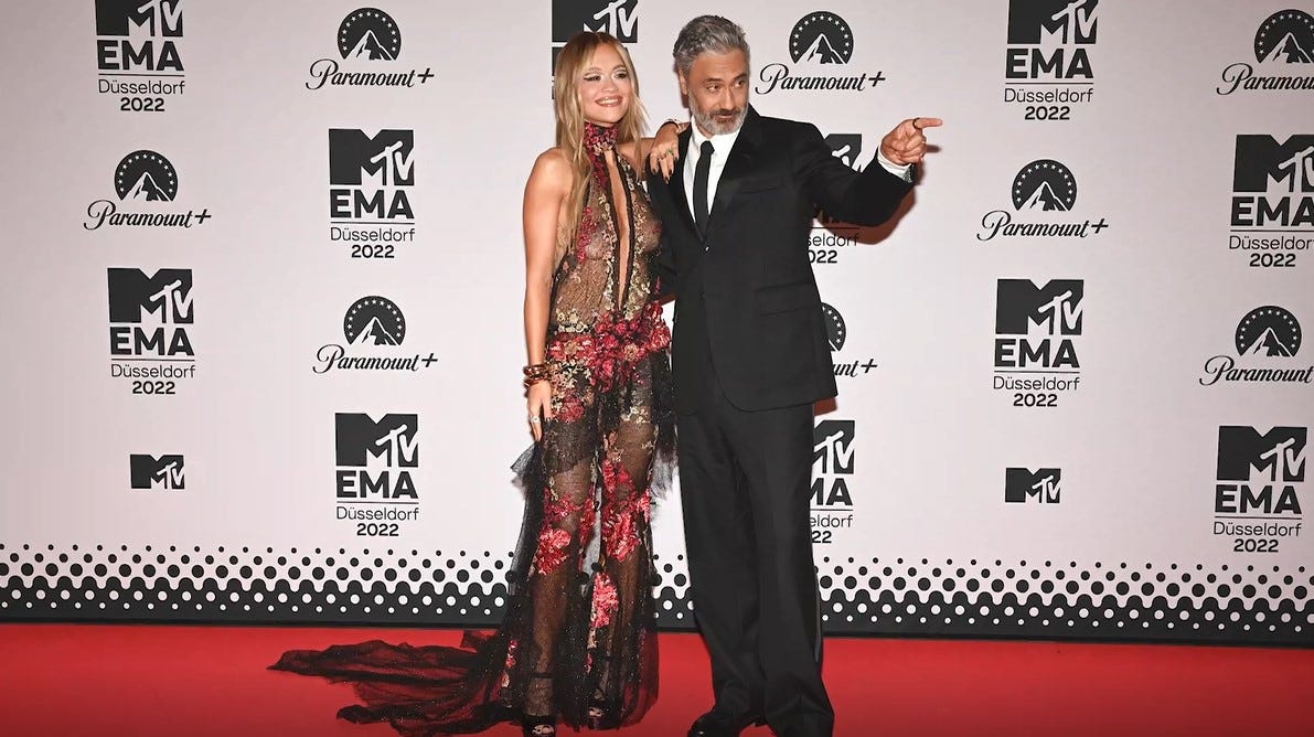 el actor español triunfa en la alfombra roja de estos premios musicales