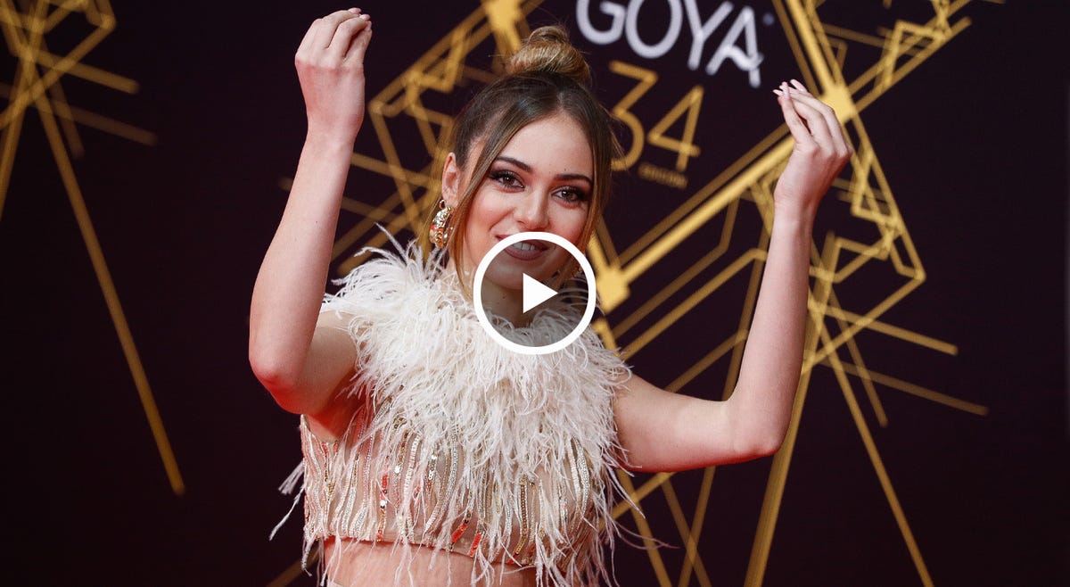 la cantante ana mena en la alfombra roja de los goya esta imagen ilustra un video de la entrevista en la que nos desvela quiene son sus ídolos