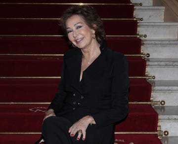 la presentadora de 'tarde ar' vestida de negro y con una sonrisa