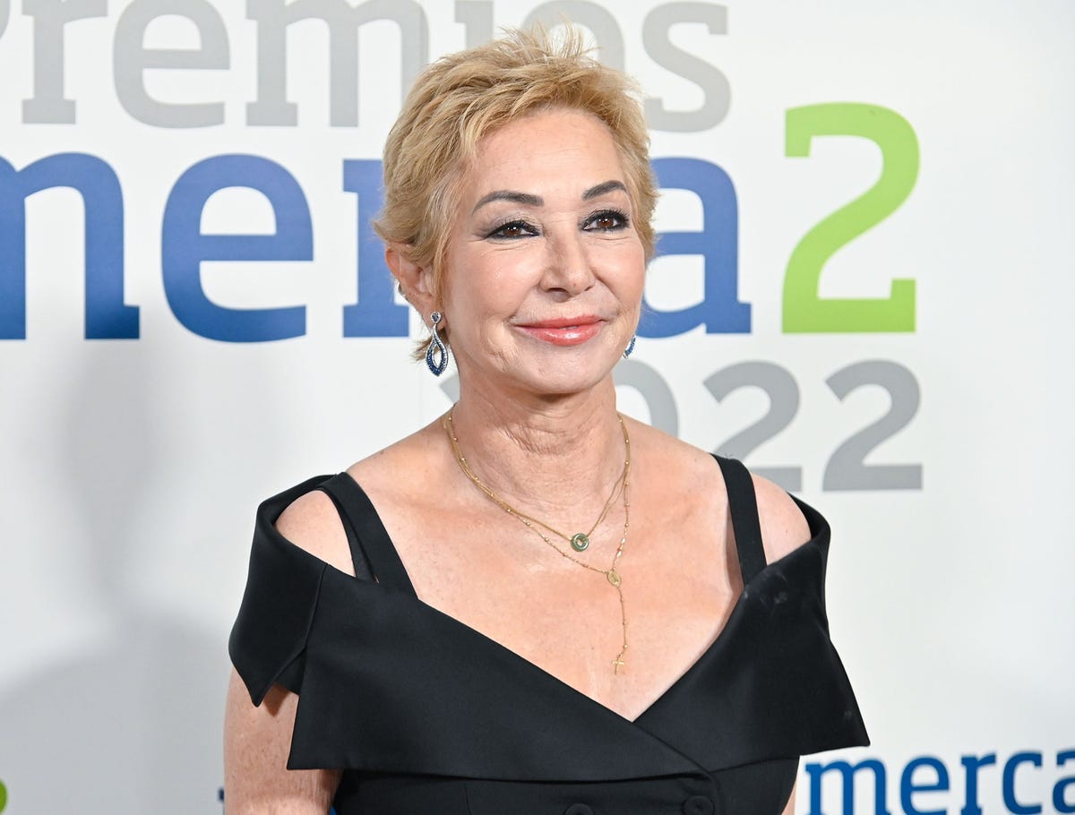 ana rosa quintana recibe el galardón a mejor presentadora en los premios merca2