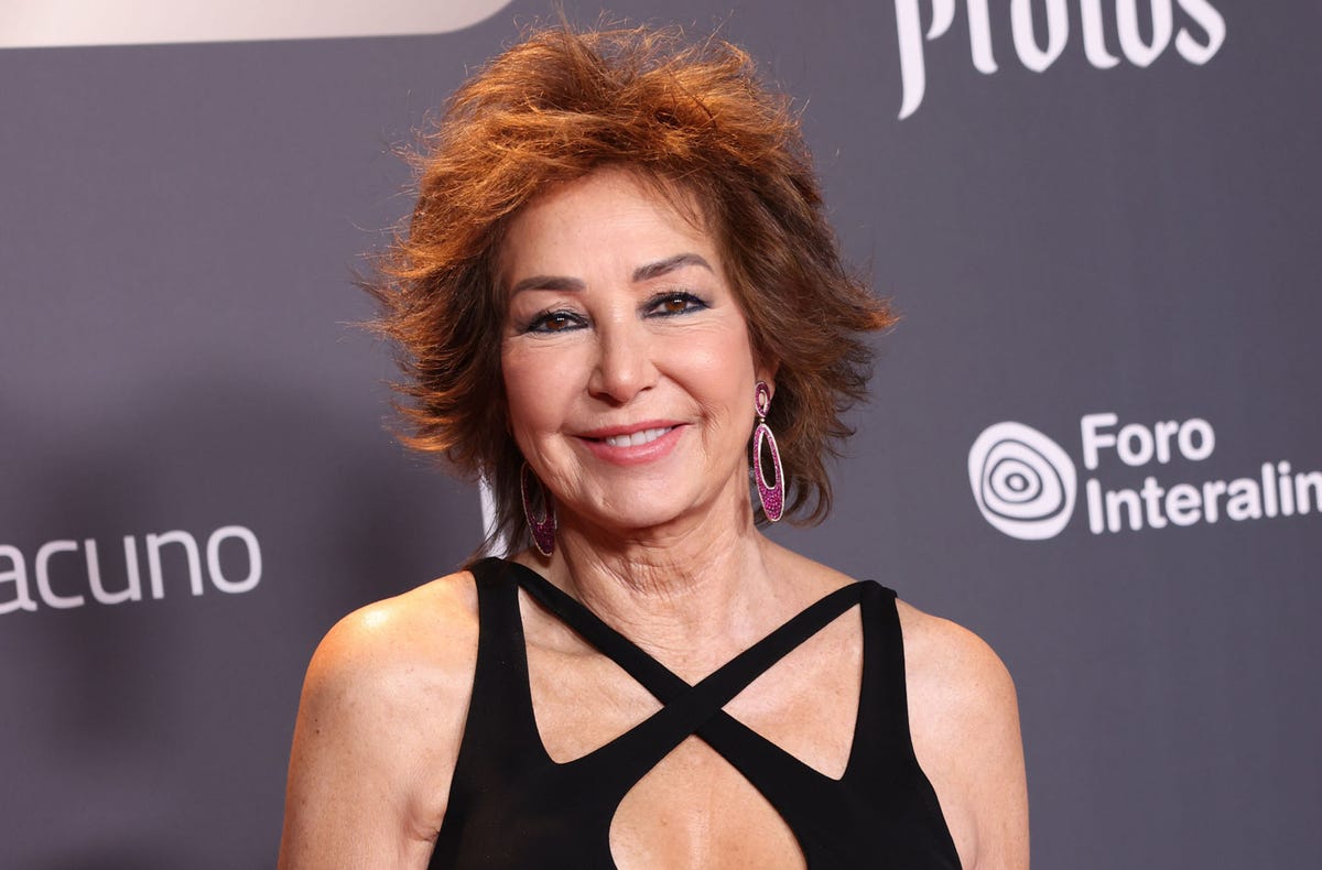 la presentadora con un vestido negro de tirantes