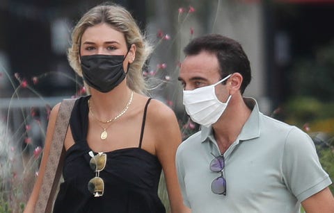 enrique ponce y ana soria, con mascarilla en una imagen de archivo, pasean por nimes