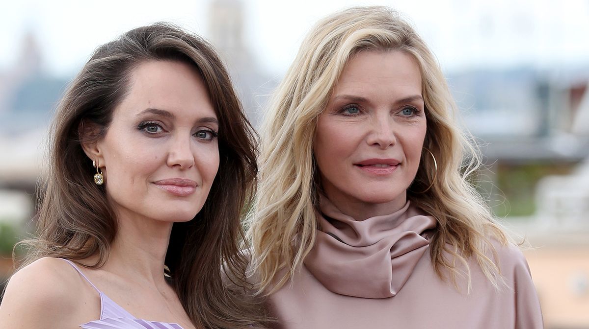 preview for Angelina Jolie y Michelle Pfeiffer. Duelo de divas en 'Maléfica: Maestra del mal"