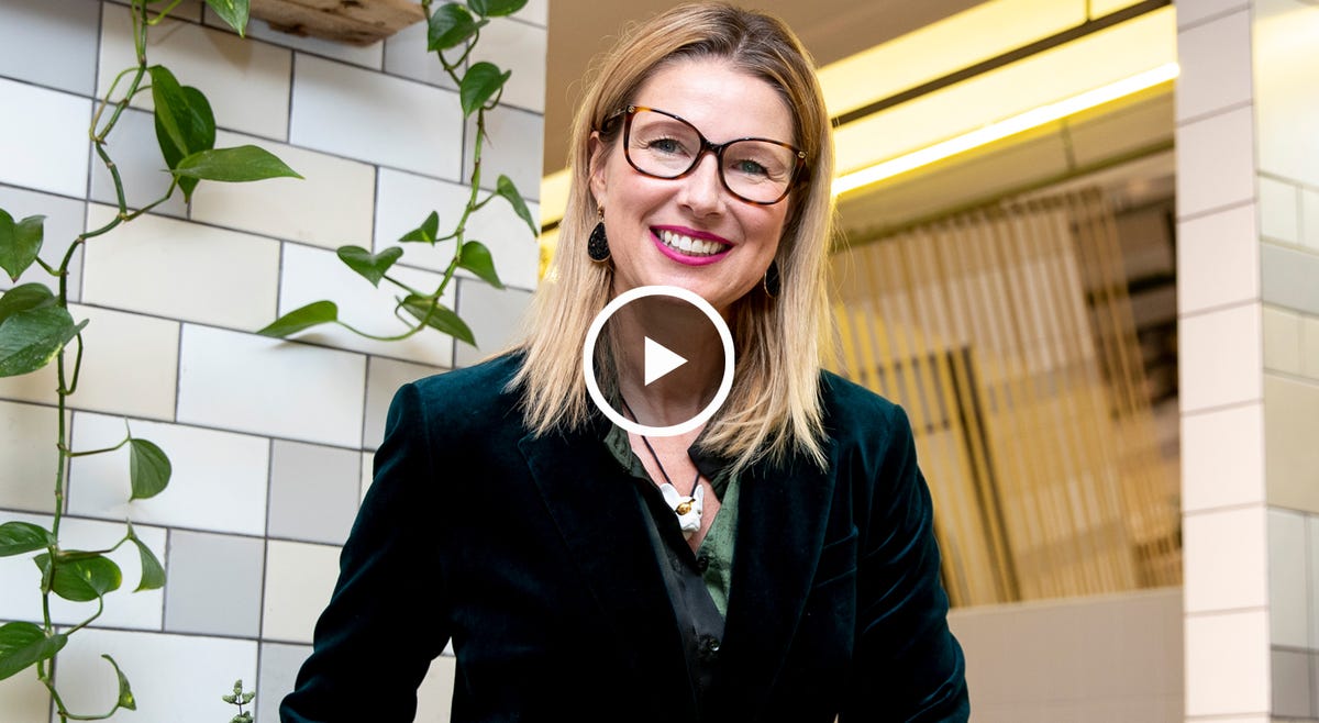 Anne Igartiburu, la presentadora TVE, debido a la crisis sanitaria suspende su programa Corazon y decide crear el espacio de coaching 'Otro Corazón' en su perfil de Instagram a la misma hora que se emitia el de TVE.