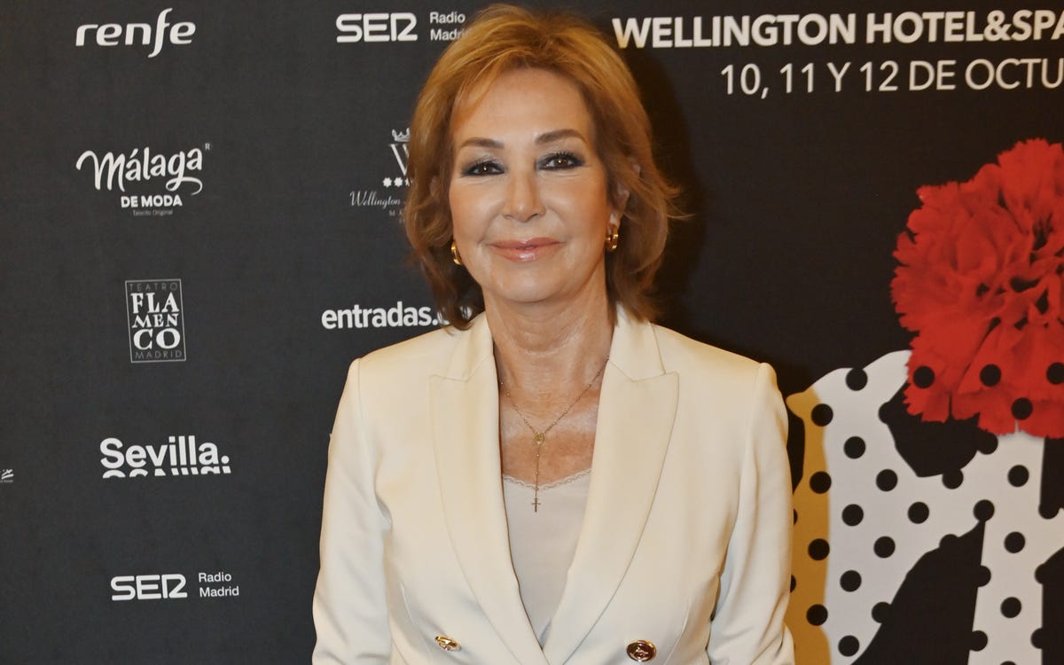 la presentadora con un conjunto blanco