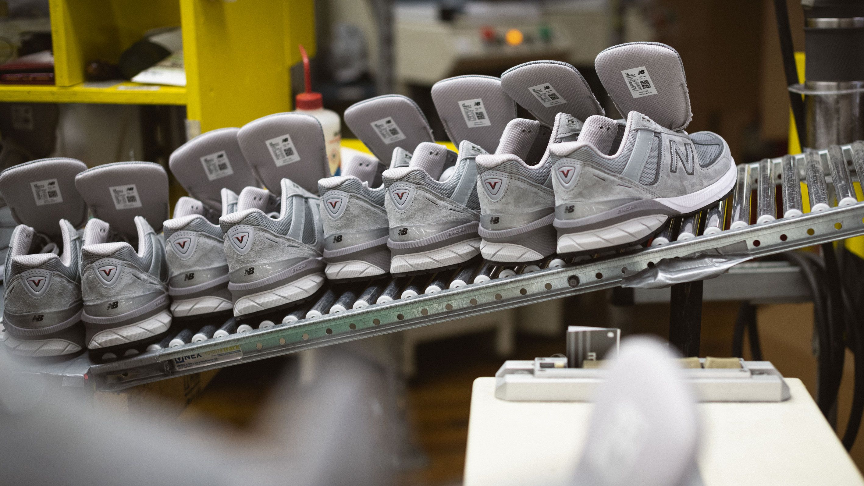 Blazen Bijdrage Opgetild New Balance Factory Tour | How Are New Balance Shoes Made?