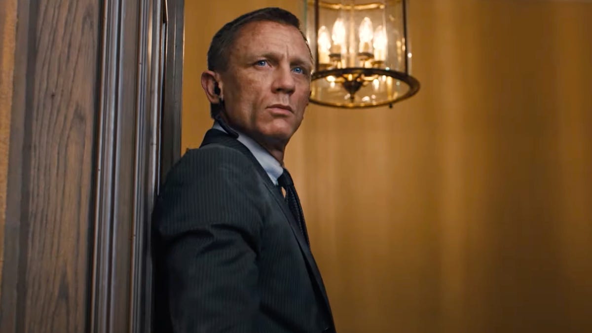 Daniel Craig says goodbye to James Bond in emotional set video