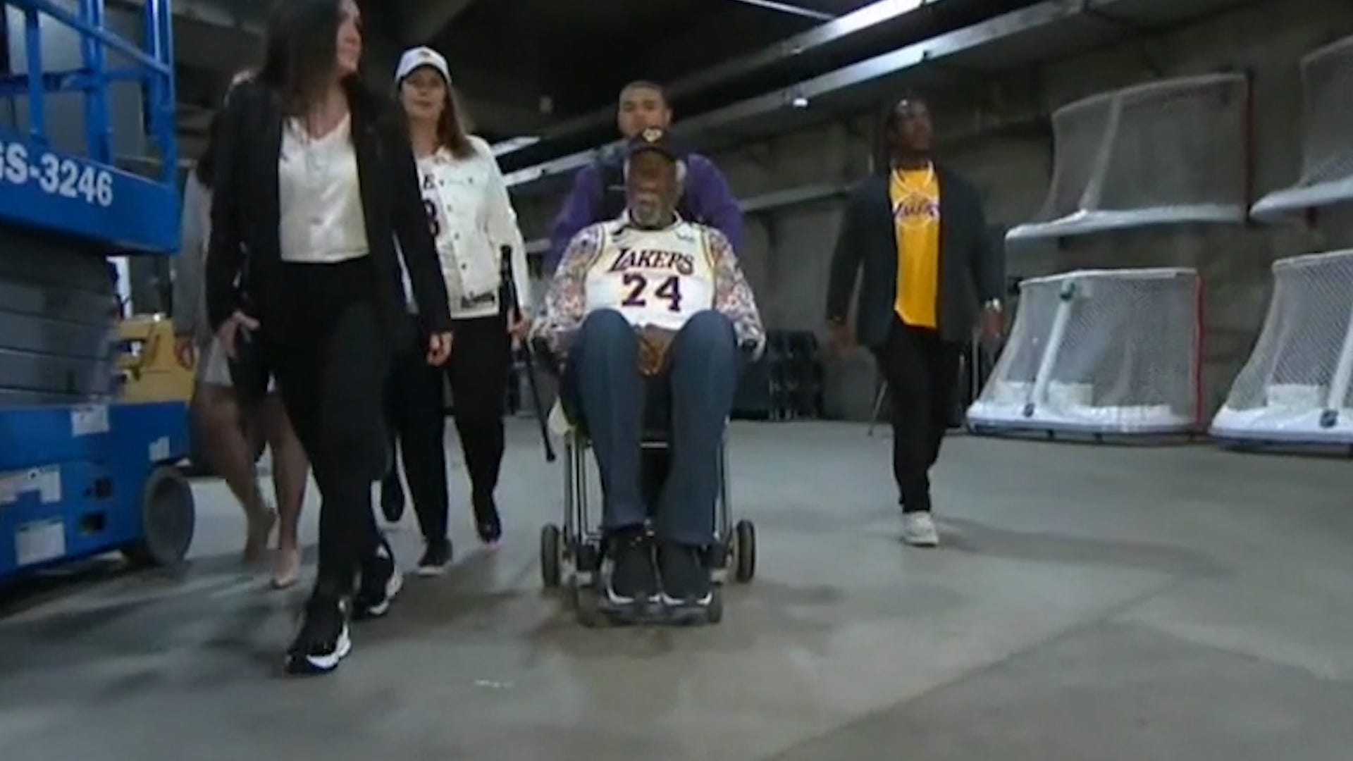 Bill Russell honors Kobe Bryant by wearing his jersey to Celtics