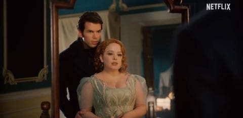 scene uit seizoen 3 van bridgerton met nicola coughlan en luke newton