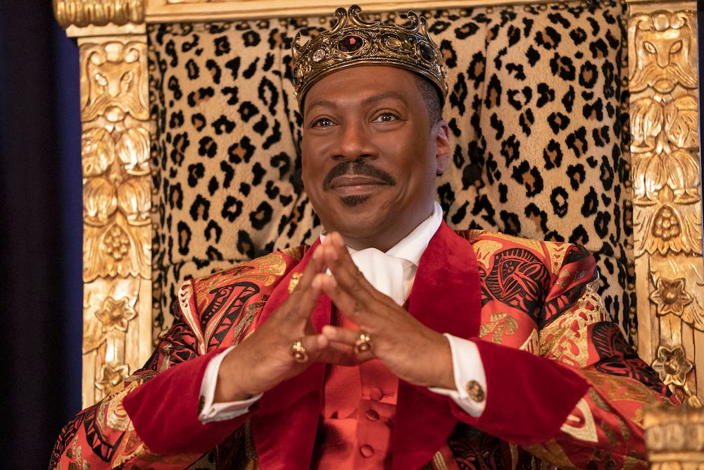 arsenio hall y eddie murphy, caracterizados como semmi y arkeem, sus personajes en el rey de zamunda