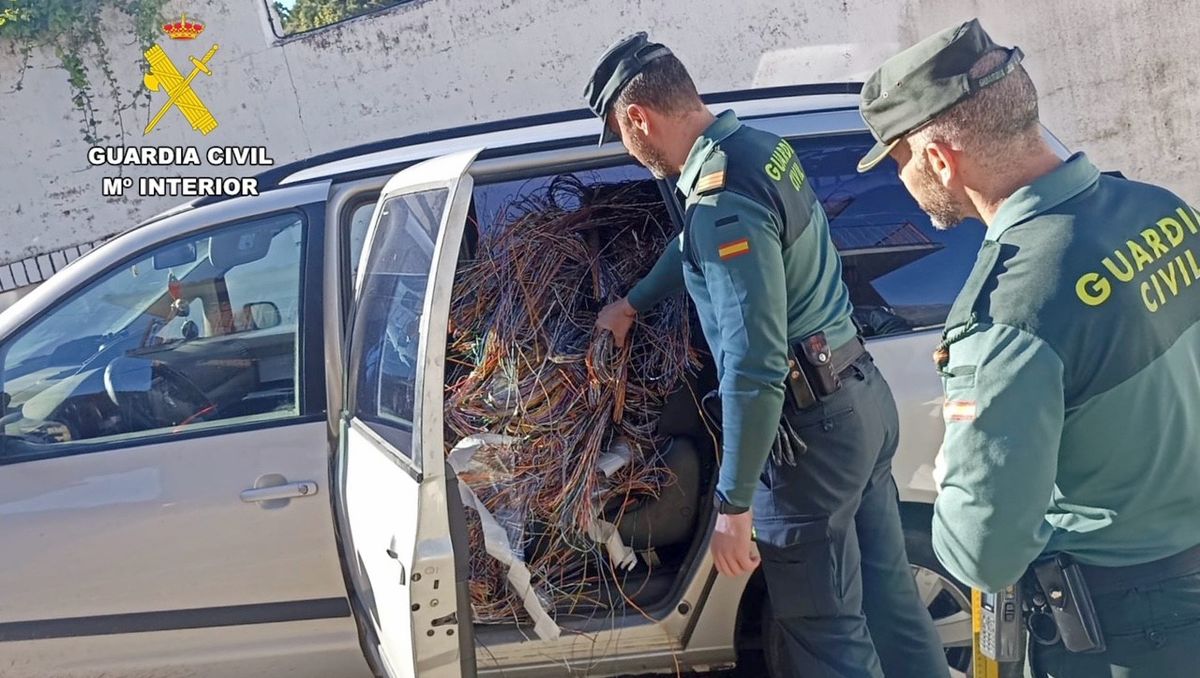 preview for Detenido por la Guardia Civil tras llevar 800 kilos de cable de cobre esparcidos dentro del coche
