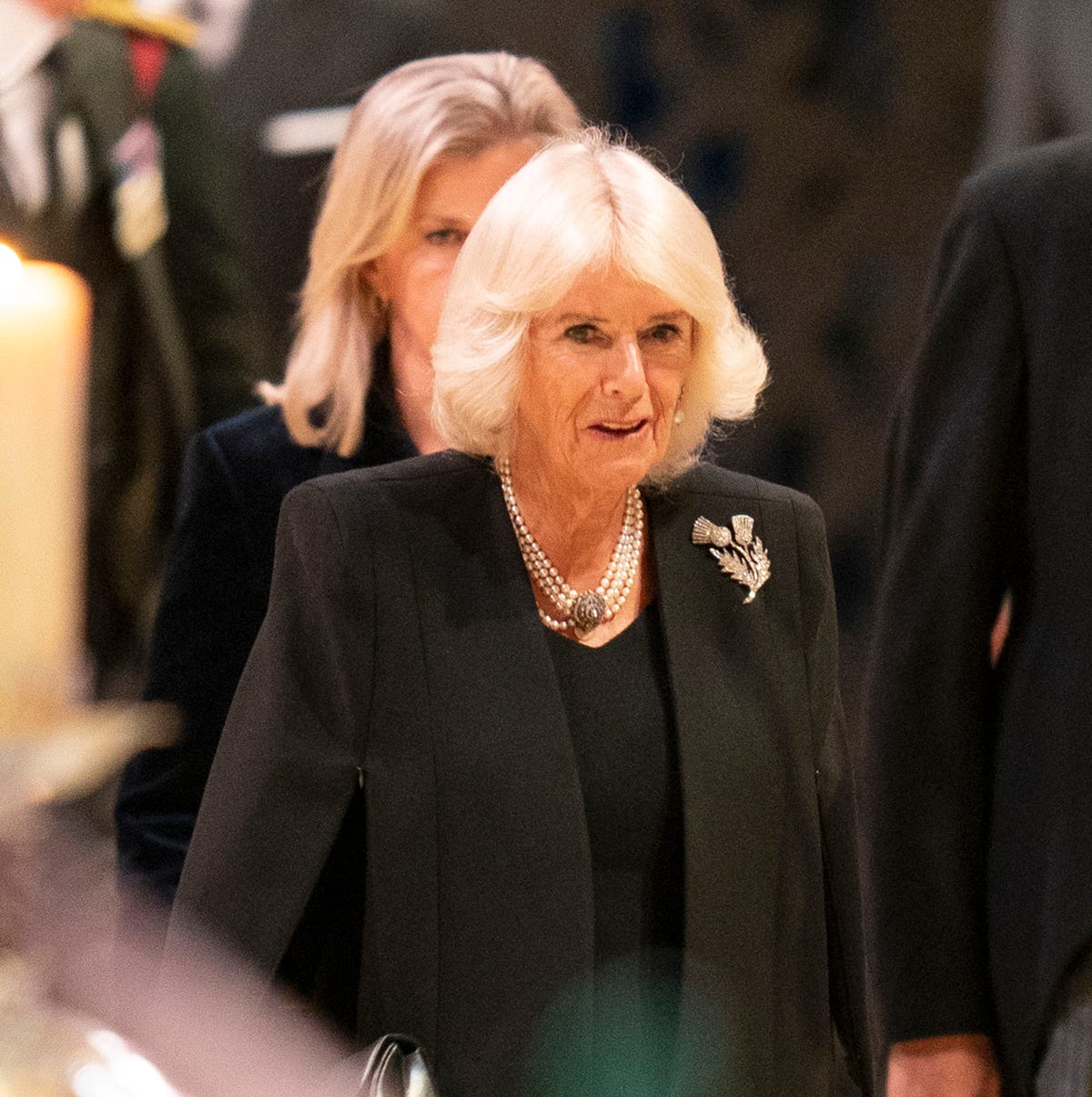 camila parker bowles y el rey carlos iii en la vigilia de los príncipes tras la muerte de isabel ii