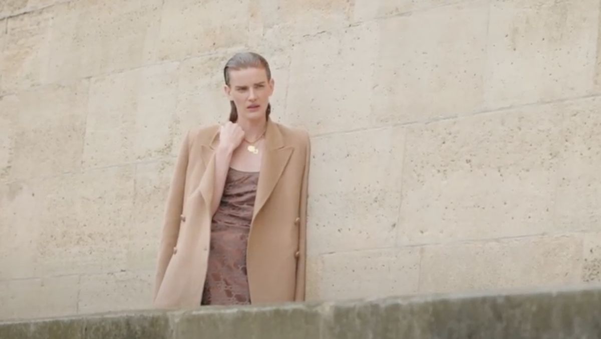 preview for Il cappotto beige di Fendi, 35 secondi per innamorarsene
