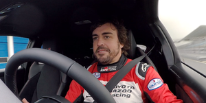 Fernando Alonso prueba el Toyota GR Yaris