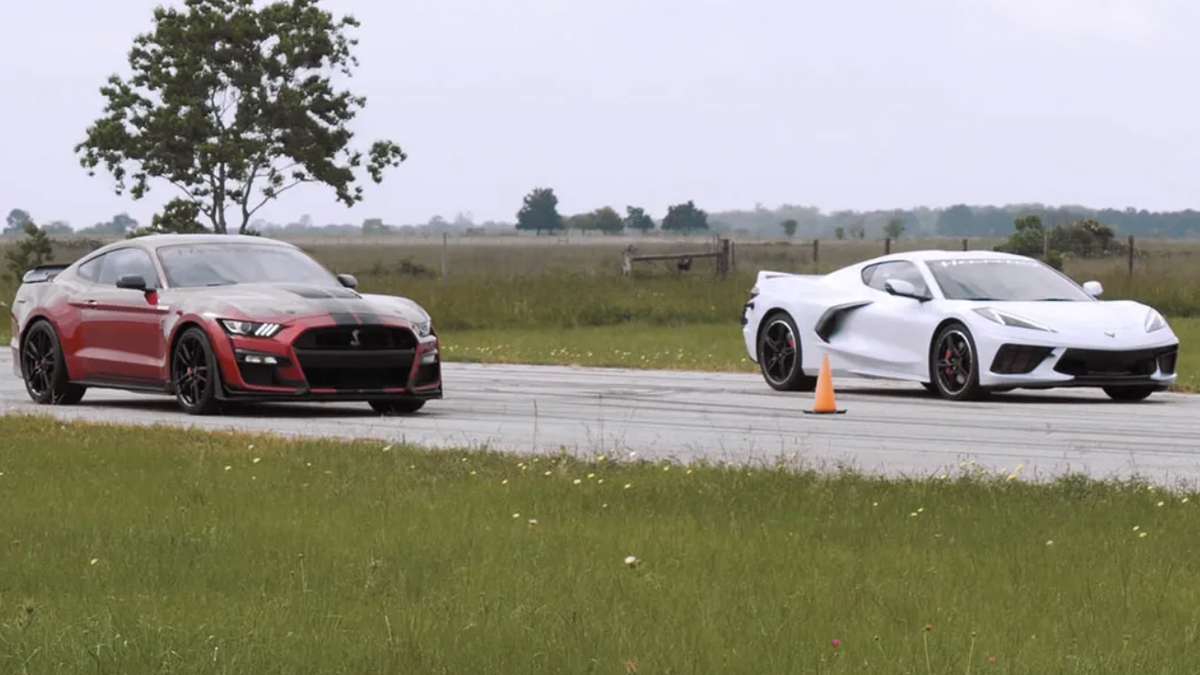 preview for El Shelby GT500 y el Covette C8, enfrentados en esta drag race