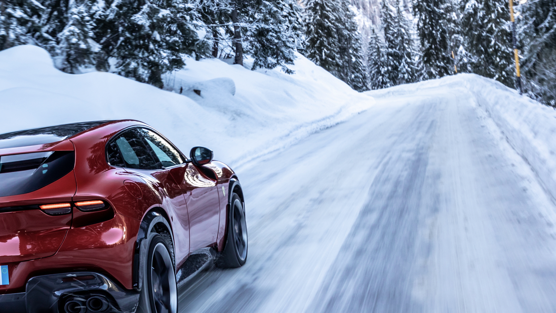 preview for Así derrape el Ferrari Purosangue en la nieve de Laponia