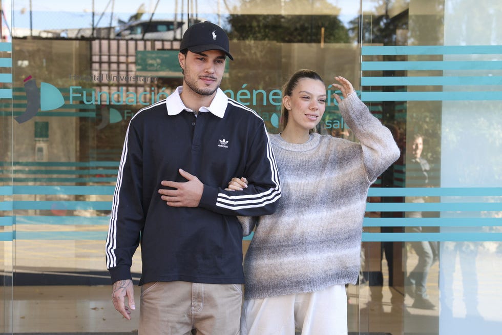 alejandra rubio y carlo costanzia en la puerta del hospital tras el nacimiento de su bebe