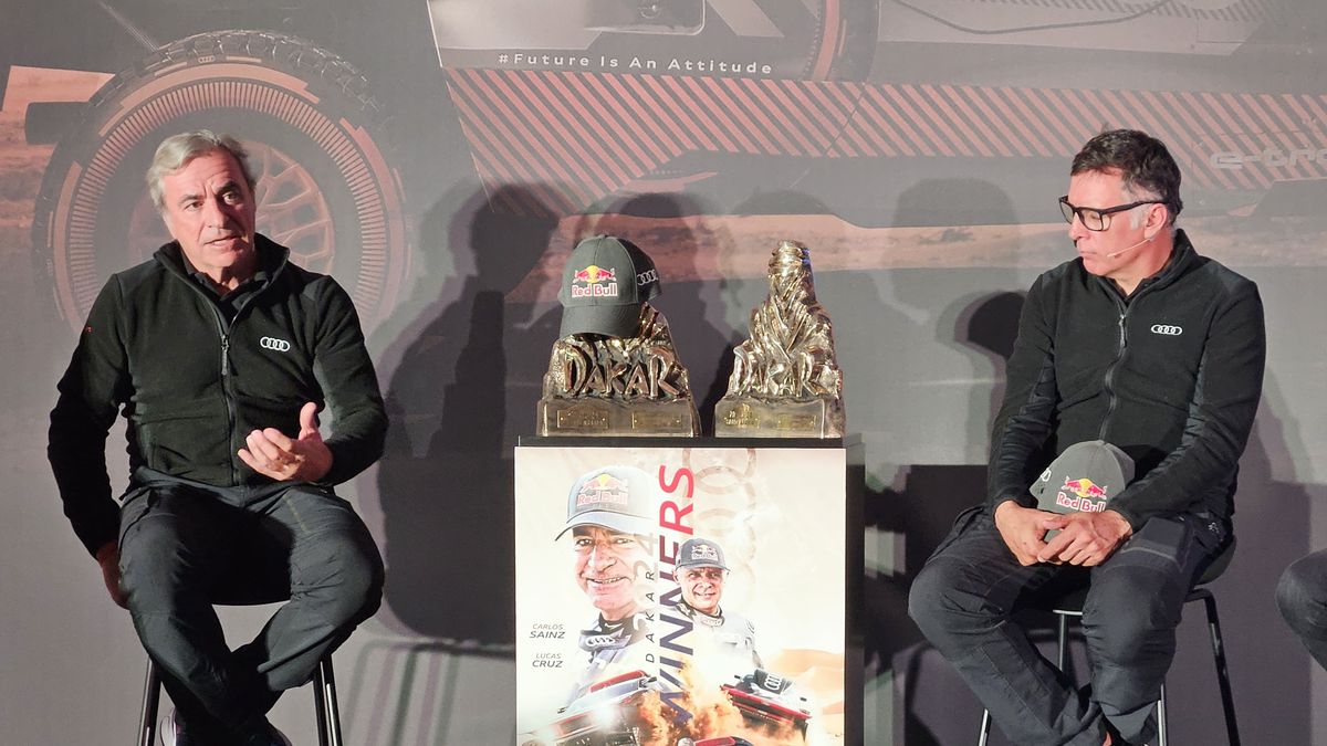 preview for Las primeras palabras de Carlos Sainz tras aterrizar con su cuarto Dakar