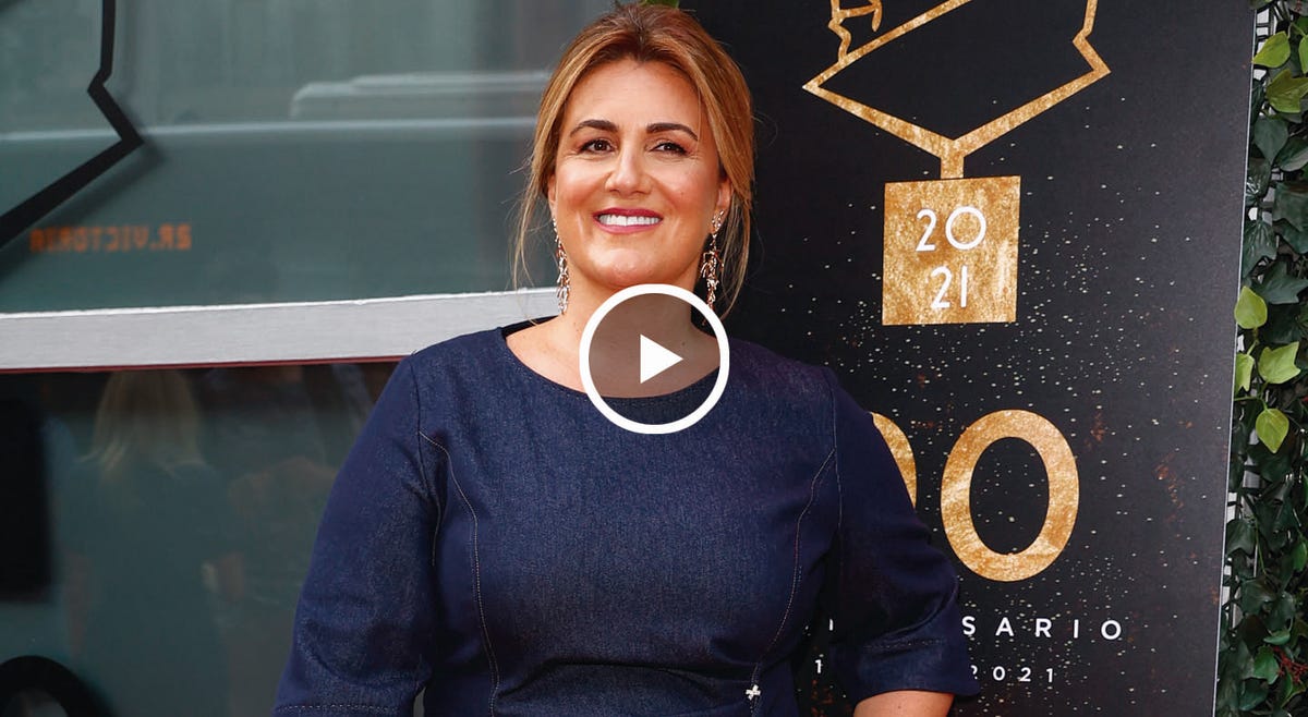carlota corredera, presentadora, recibe un premio y habla de la segunda parte de la docuserie de rocio carrasco