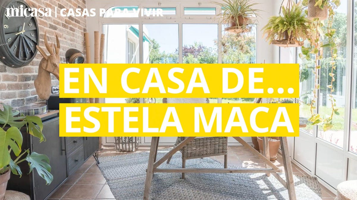 invernadero con chaiselongue y mesa redonda para comer