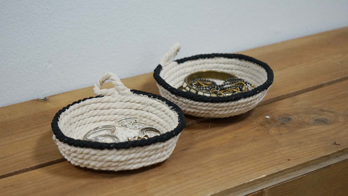 unas cestitas hechas con cuerda