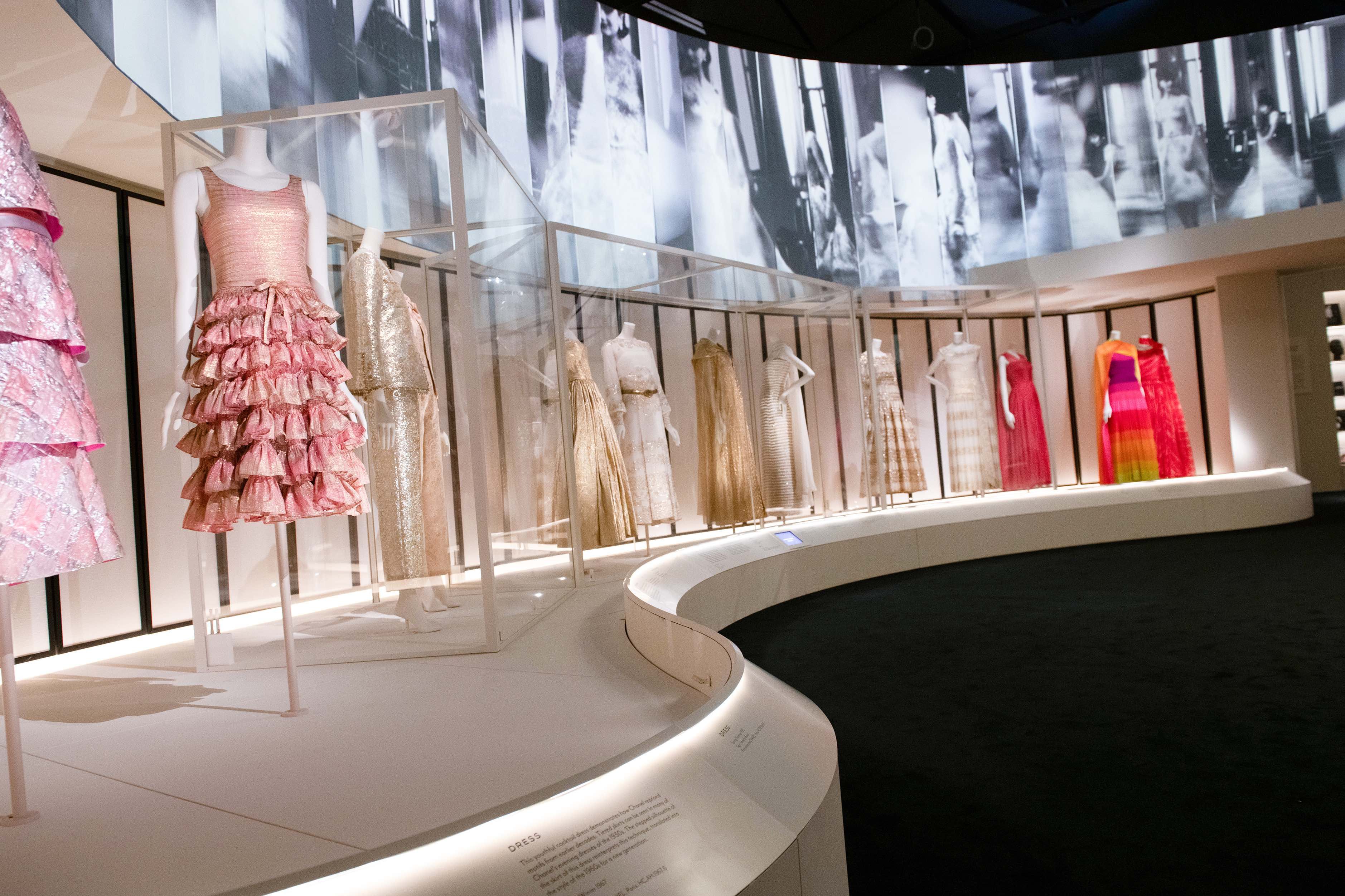 Gabrielle Chanel: Fashion Manifesto exhibition - une femme d'un certain âge