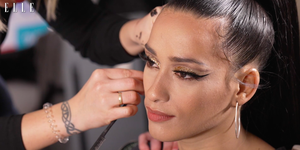 chanel terrero, maquillándose para el 40 primavera pop 2020 durante su entrevista con elle