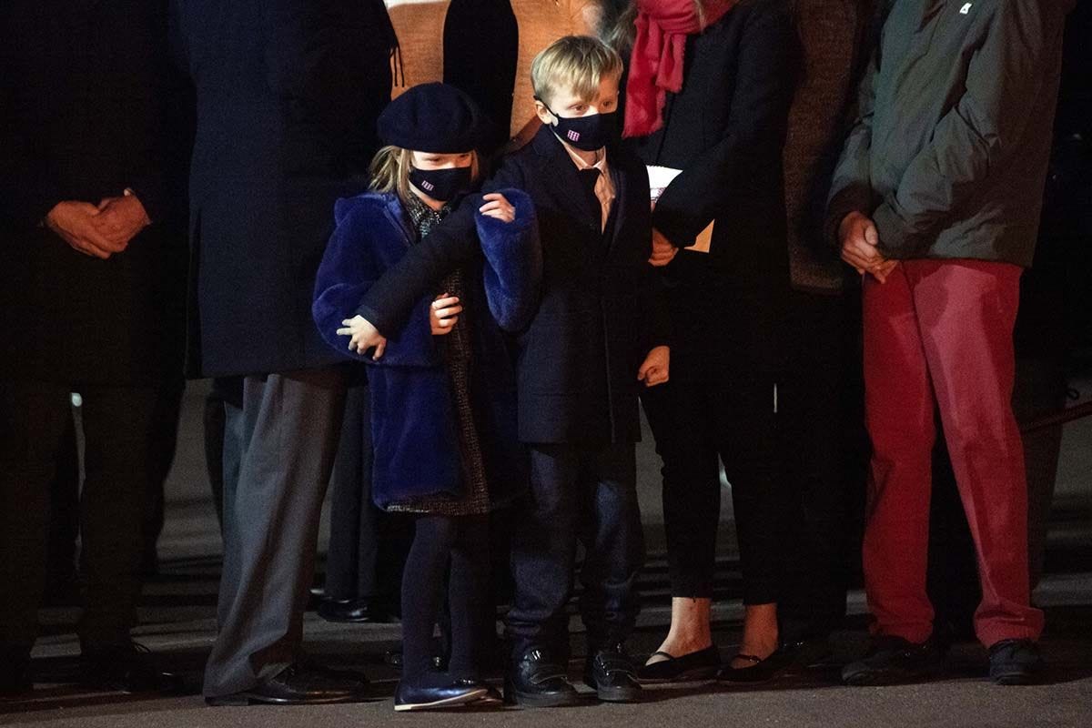 la familia real de monaco celebra la santa devota con la ausencia de charlene