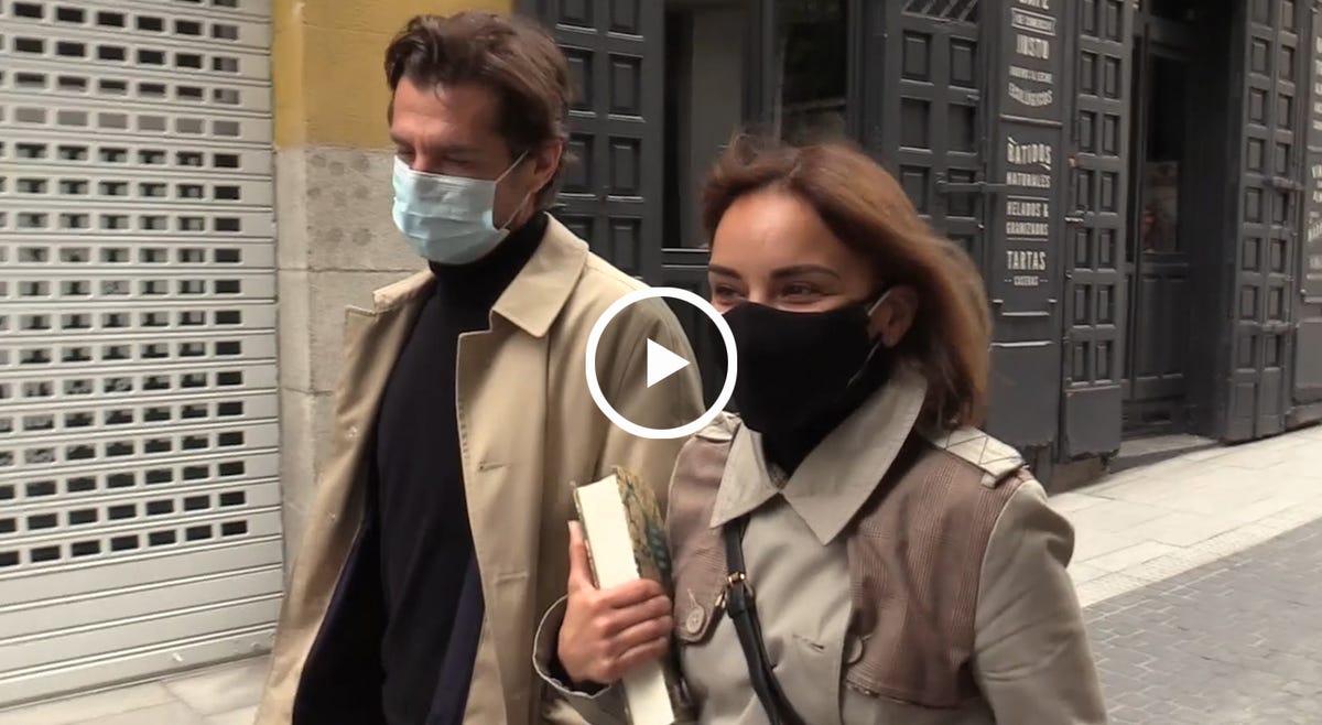 chenoa junto a miguel Ángel encinas y la hija de este paseando por las calles de madrid