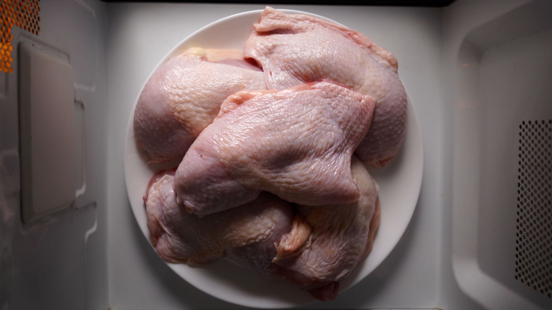 Cómo descongelar pollo rápido y de forma segura: 3 métodos