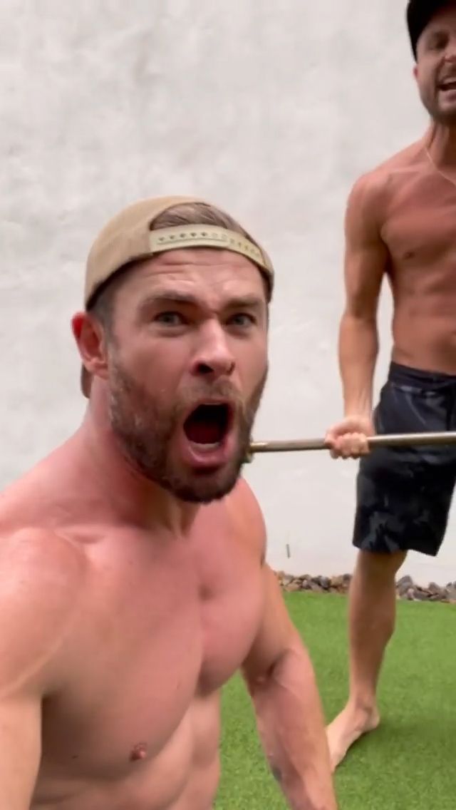 Thor 4 Set Photo Shows Chris Hemsworth's Massive Muscles & Korg Return