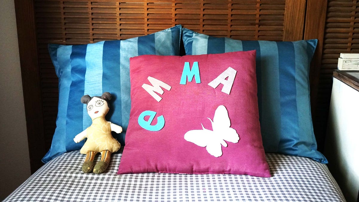 un cojín con mariposa y letras
