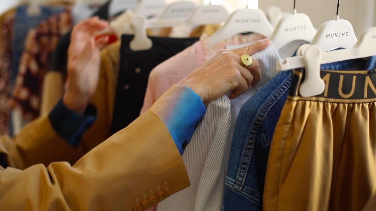 Wardrobe apps could help reduce fashion waste, suggests report
