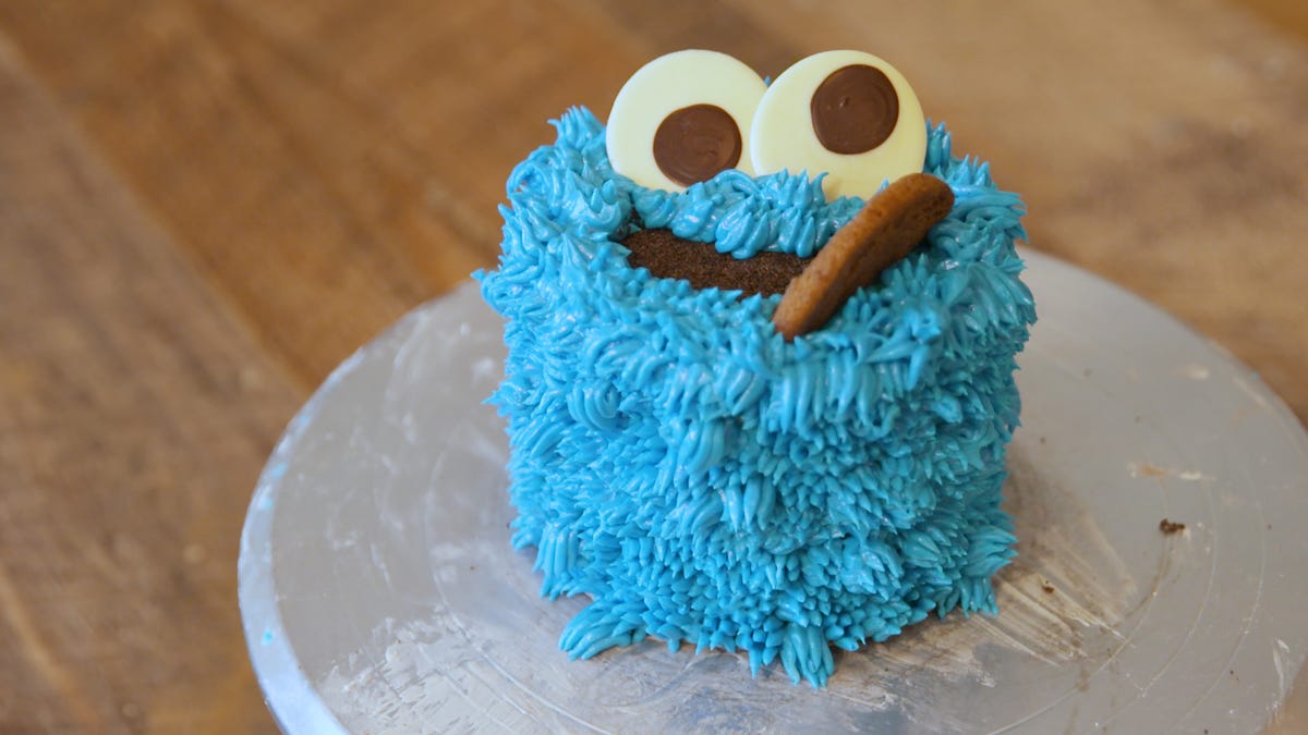 preview for This Adorable Cookie Monster Cake Is Actually A Giant Pile Of Cookies